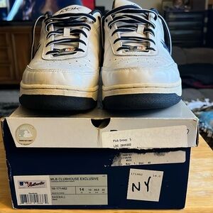 Athletic shoes US size men’s 14 colors are white and navy